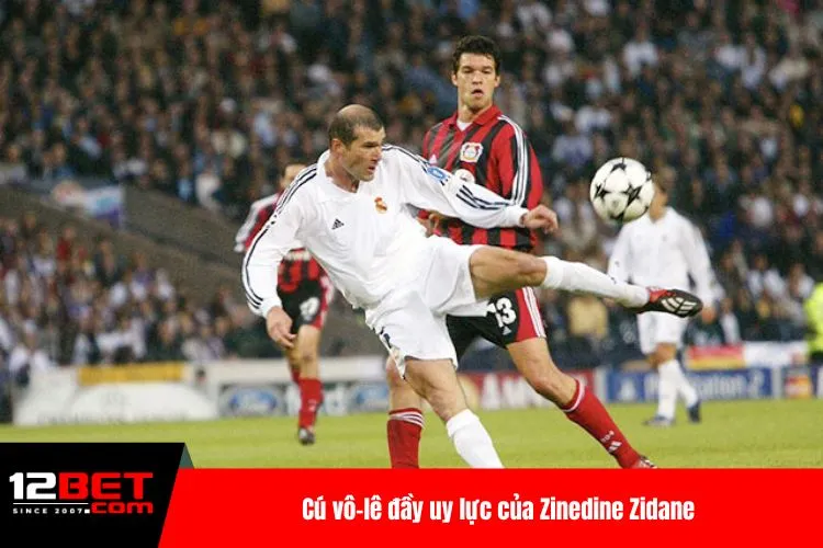 Cú vô-lê đầy uy lực của Zinedine Zidane